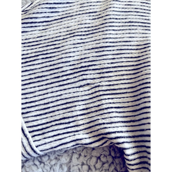 Max Studio Medium Black & White Striped Short Sleeve Top. - Picture 5 of 8